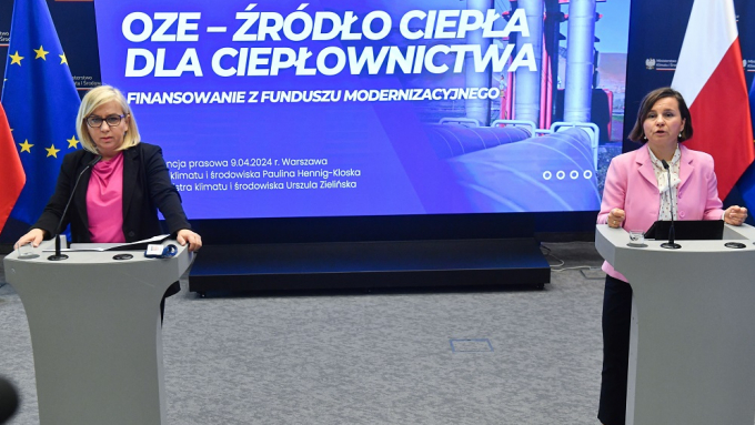 Minister klimatu i środowiska Paulina Hennig-Kloska (L) i sekretarz stanu w MKiŚ Urszula Zielińska, fot. PAP/Piotr Nowak