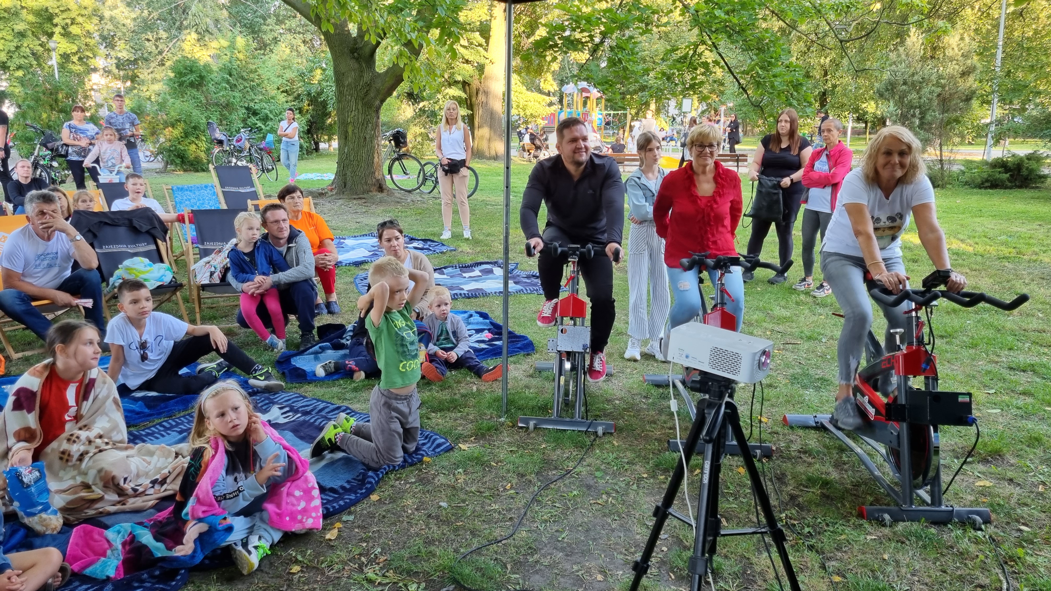 Foto (UMiG Pleszew): Kino rowerowe zintegrowało pokolenia i propagowało zdrowy styl życia
