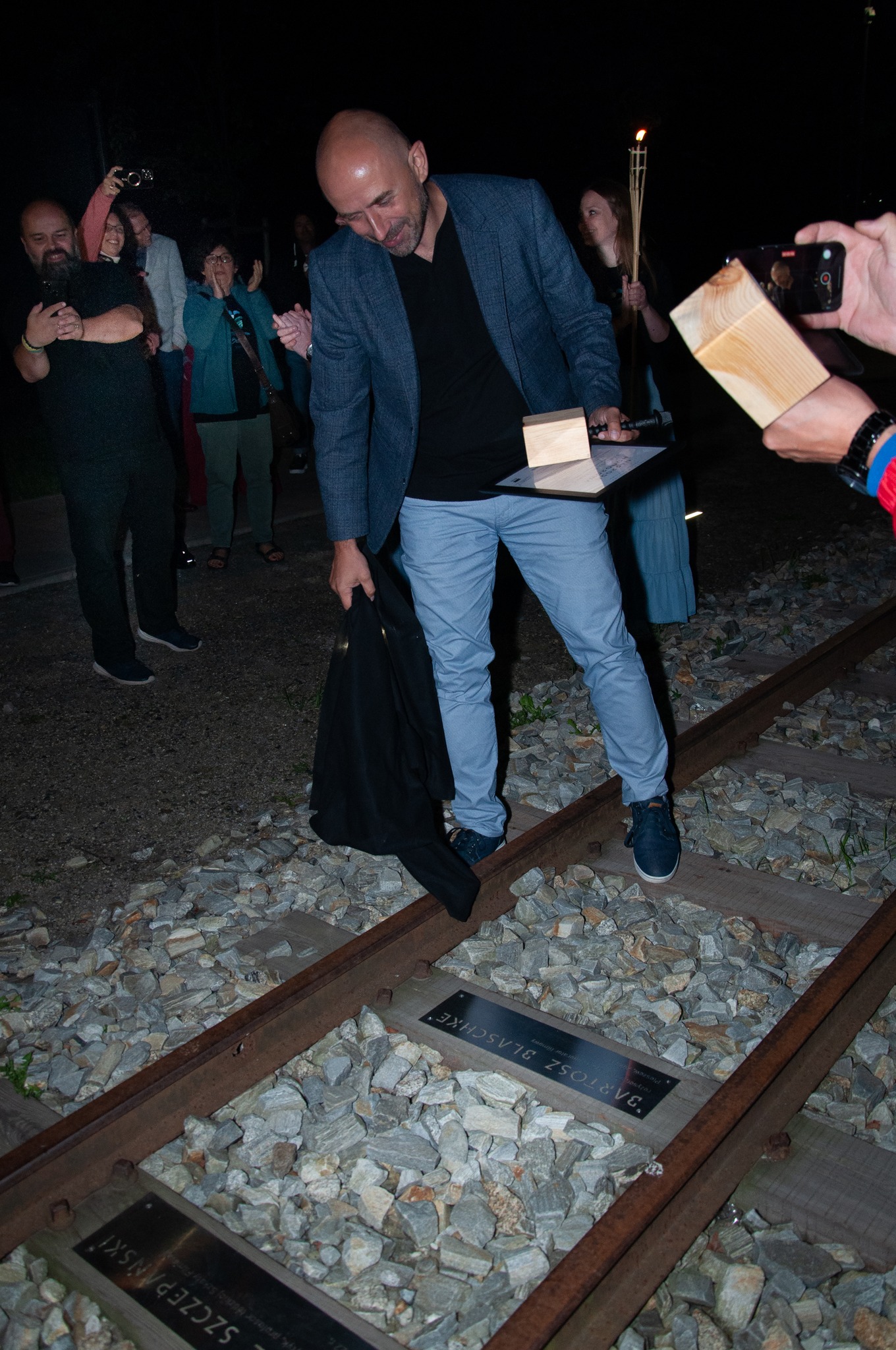 Foto (Bana Film Festival): Bartosz Blaschke odsłania swoją tabliczkę w alei zasłużonych.