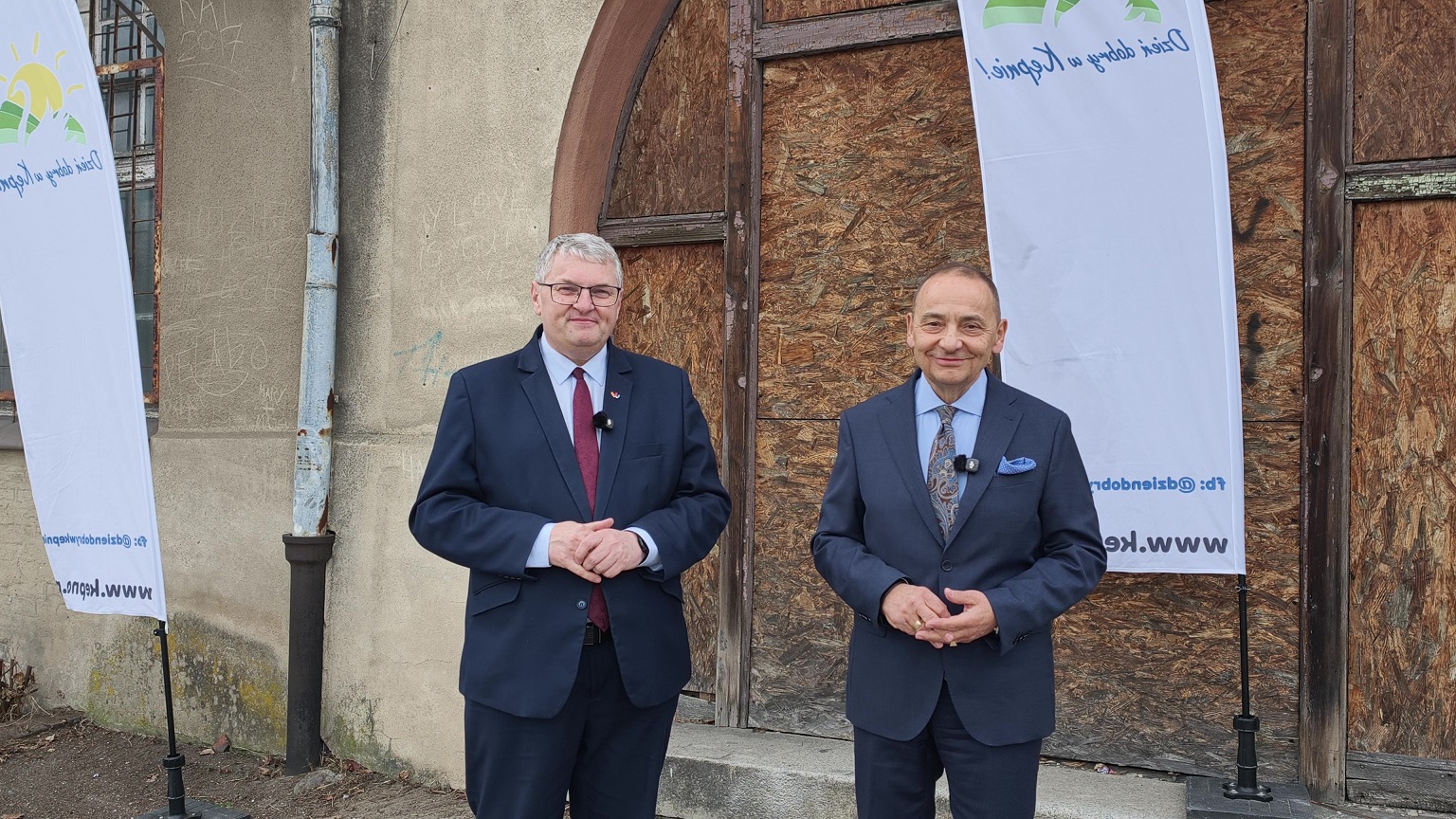 Burmistrz i Marszałek przed budynkiem Dworca zachodniego.jpg