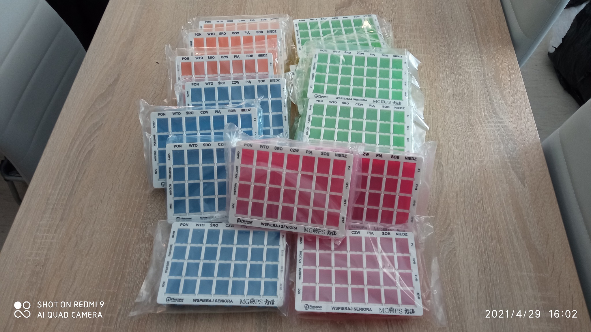 Foto: archiwum MGOPS w Pleszewie. Dla seniorów biorących udział w programie przewidziano nawet upominki: torby na zakupy oraz pudełka na lekarstwa.