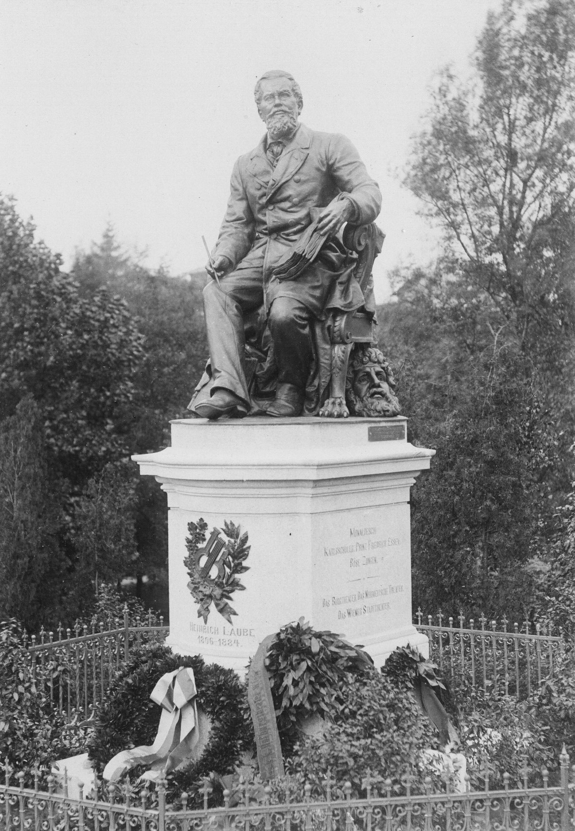 1.	Pomnik H.Laubego w Szprotawie, zaginiony po 1945 r.