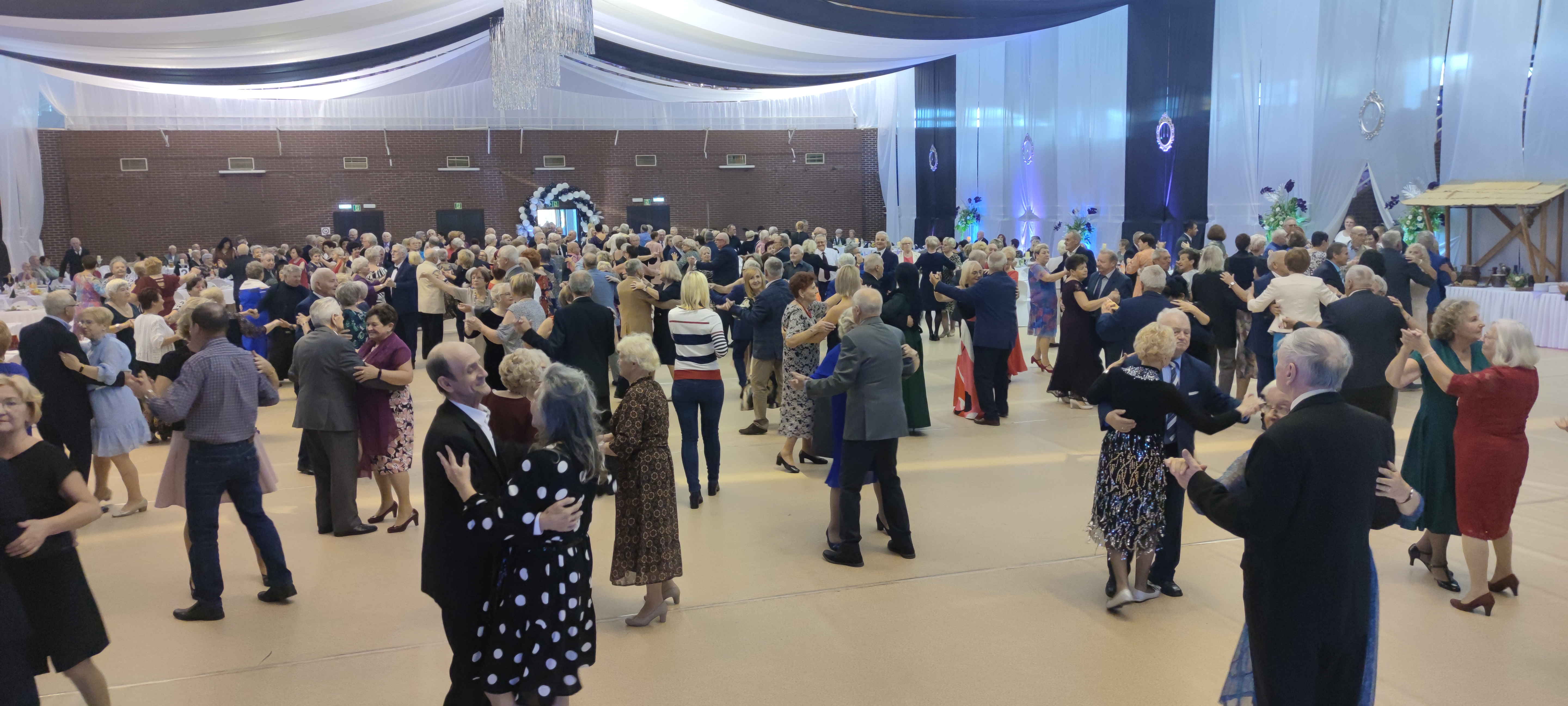 V Głogowska Biesiada Seniora. Hala Widowiskowo-Sportowa w Głogowie. 16.10.2022r (9).jpg