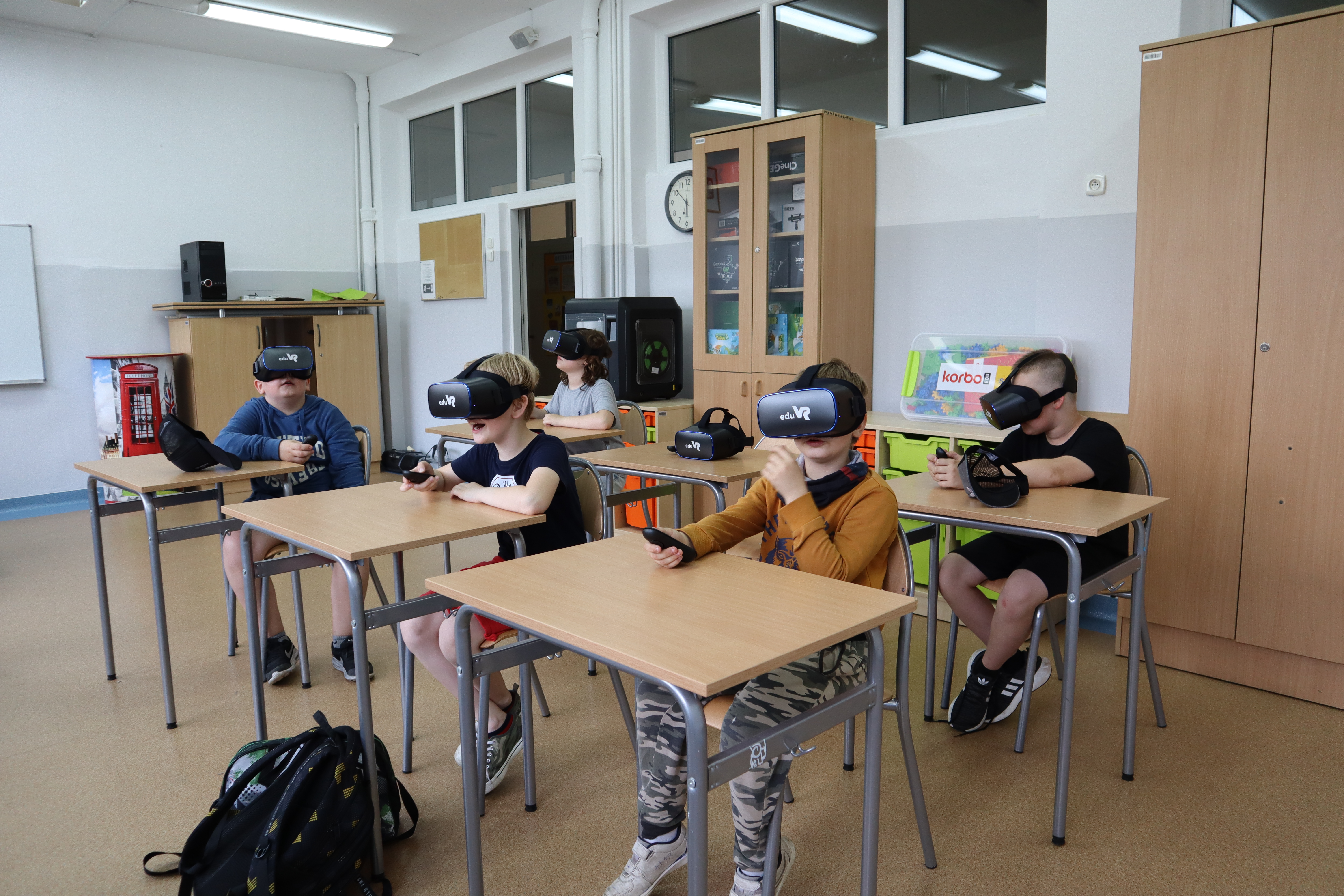 Zdjęcie: uczniowie w trakcie lekcji z wykorzystaniem wirtualnej rzeczywistości eduVR