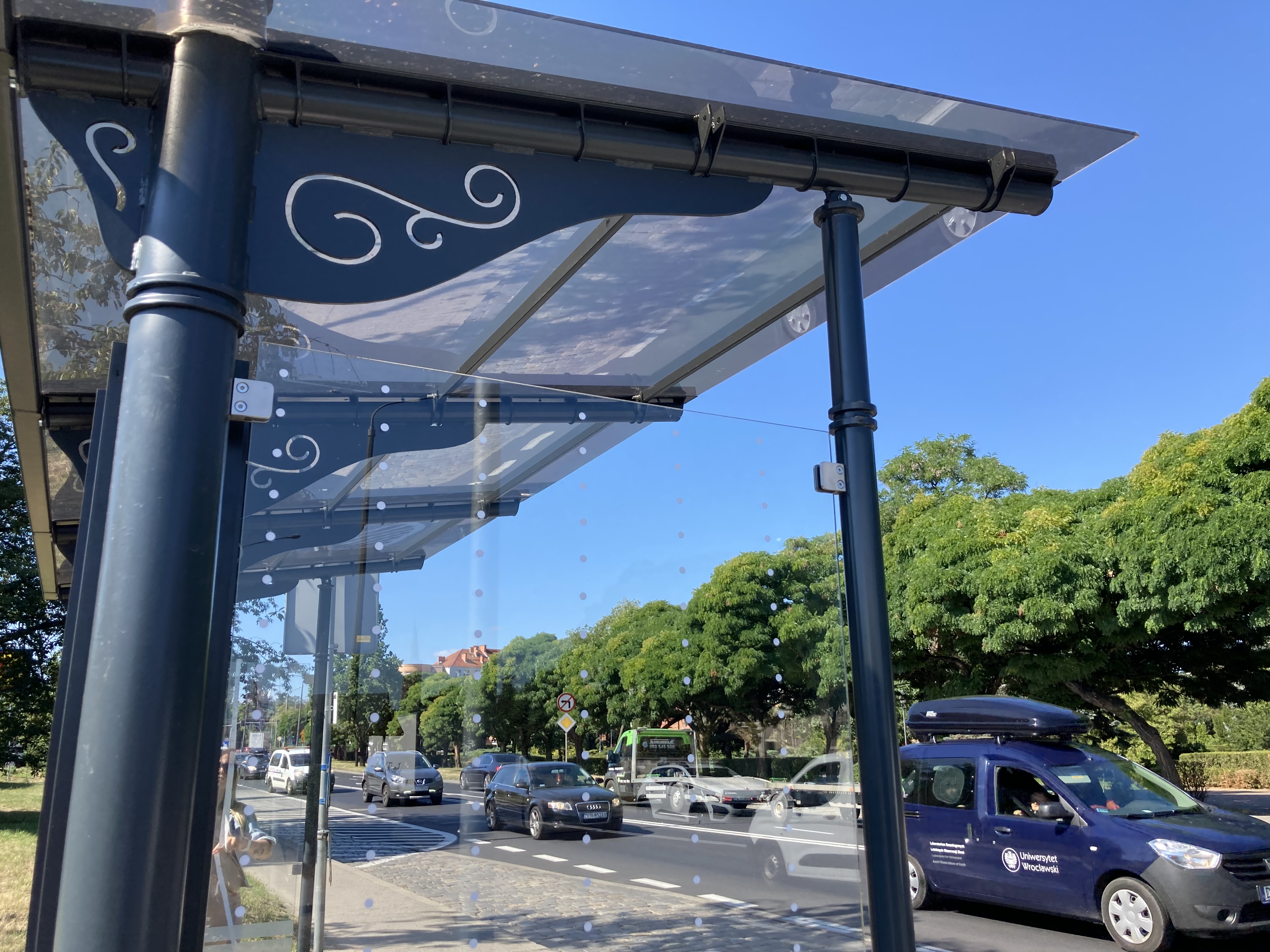 oklejanie wiaty przystankowej specjalną naklejką bezpieczną dla ptaków (8).jpeg