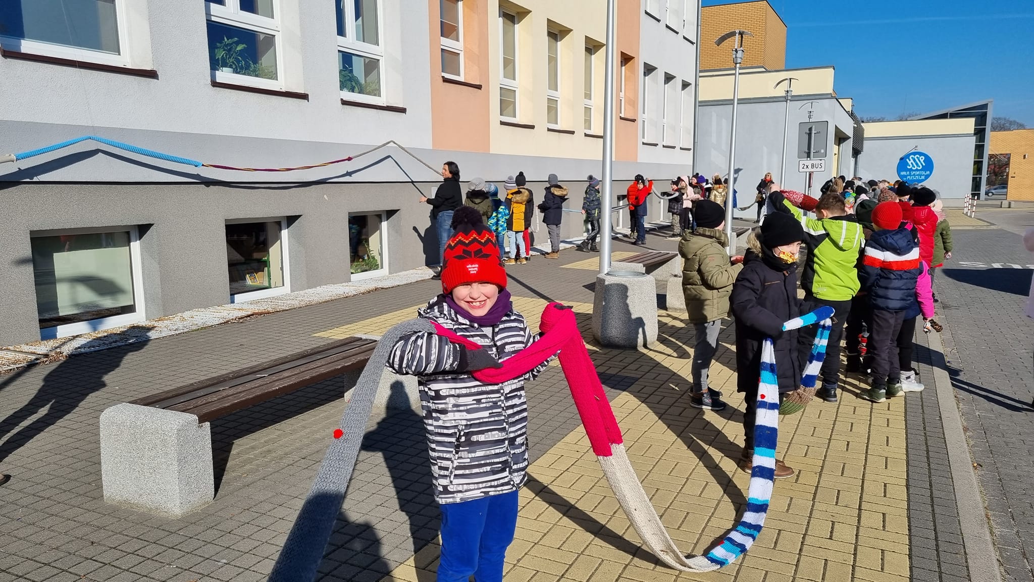 Fot. (UMiG w Pleszewie): „Otulamy Trójkę” to pierwsza tak nietypowa akcja uczniów i nauczycieli w Pleszewie