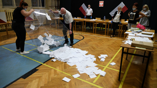 Zdjęcie ilustracyjne, wybory prezydenckie 2020 - II tura. Liczenie głosów w lokalu Obwodowej Komisji Wyborczej nr 18 w Przemyślu, fot. PAP/Darek Delmanowicz 