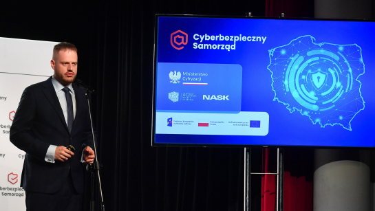 Minister cyfryzacji Janusz Cieszyński podczas konferencji prasowej dot. inauguracji projektu "Cyberbezpieczny Samorząd" w Otwocku; fot. PAP/Andrzej Lange