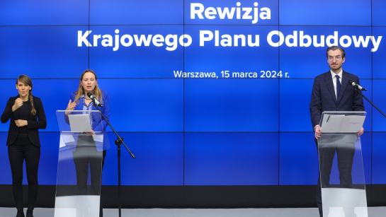 Minister funduszy i polityki regionalnej Katarzyna Pełczyńska-Nałęcz (L) podczas briefingu prasowego w siedzibie MFiPR, fot. PAP/Rafał Guz