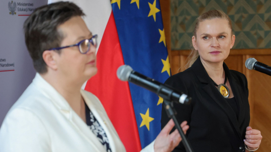 Ministra edukacji narodowej Barbara Nowacka (P) i wiceministra Katarzyna Lubnauer (L);  fot. PAP/Szymon Pulcyn