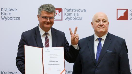Przewodniczący Państwowej Komisji Wyborczej Sylwester Marciniak (P) i wybrany na europosła Maciej Wąsik (L); Fot. PAP/Paweł Supernak