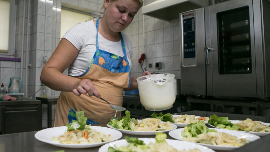 Zdjęcie ilustracyjne: Posiłki w szkołach i przedszkolach z uwzględnieniem diet eliminacyjnych, fot. PAP/Maciej Kulczyński
