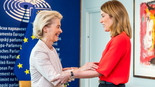 Szefowa KE Ursula von der Leyen (L) oraz przewodnicząca Parlamentu Europejskiego Roberta Metsola; fot. © European Union 2024 - Source : EP