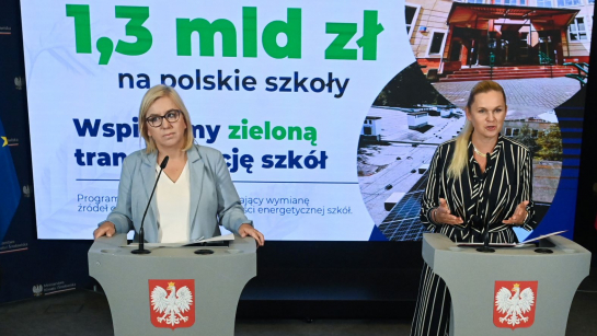 Minister klimatu i środowiska Paulina Hennig-Kloska (L) i ministra edukacji Barbara Nowacka (P);  fot. PAP/Piotr Nowak