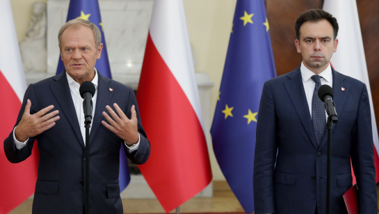 Premier Donald Tusk (L) oraz minister finansów Andrzej Domański (P);  fot. PAP/Tomasz Gzell