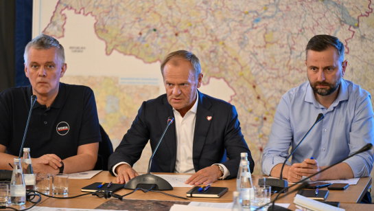 Premier Donald Tusk (C), wicepremier, minister obrony narodowej Władysław Kosiniak-Kamysz (P) oraz szef MSWiA Tomasz Siemoniak;  fot. PAP/Maciej Kulczyński