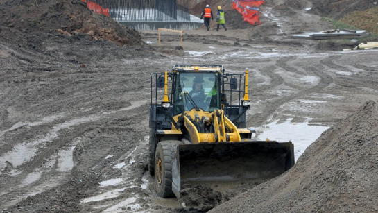 W ramach tegorocznego RFRD na inwestycje w drogi powiatowe przeznaczono 1,2 mld zł, natomiast na drogi gminne przyznano 1,5 mld zł; fot. PAP/Artur Reszko