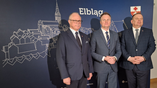 Od lewej: poseł do Parlamentu Europejskiego Jacek Protas, marszałek województwa warmińsko-mazurskiego Marcin Kuchciński, prezydent Elbląga Michał Missan, fot. Serwis Samorządowy PAP
