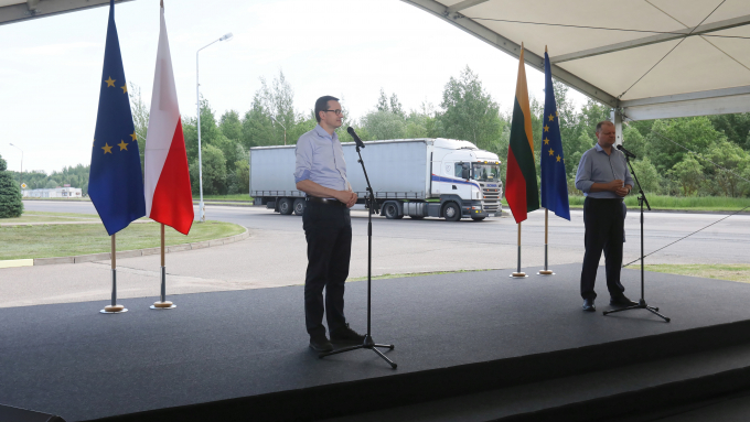 Premier Mateusz Morawiecki oraz premier Litwy Saulius Skvernelis na przejściu granicznym Budzisko-Kalvarija, 12 czerwca 2020 r. Fot.PAP/A.Reszko. 