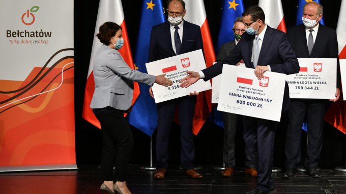 Premier Mateusz Morawiecki na zdjęciu z lipca 2020 r. wręcza promesy z FIL; Fot. PAP/G. Michałowski