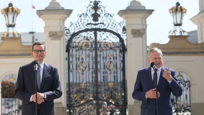 Premier RP Mateusz Morawiecki (L) oraz minister kultury i dziedzictwa narodowego Piotr Gliński (P) ogłosili wyniki RFOZ; PAP/Paweł Supernak