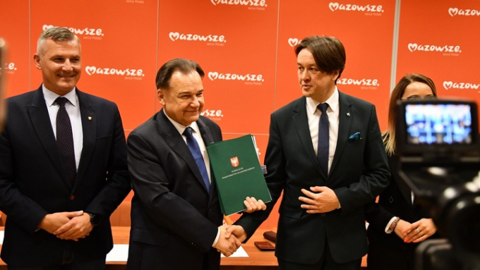 Podpisanie umowy na dofinansowanie budowy nowej linii kolejowej do Kozienic; Fot.: Tomasz Targoński/UMWM