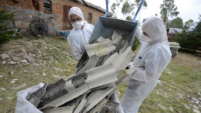 RIO: gmina może ze środków własnych sfinansować usuwanie azbestu, fot. PAP/Tytus Żmijewski