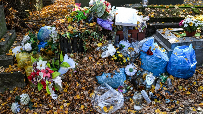 Czy gmina powinna sfinansować wywóz śmieci z cmentarza parafialnego, fot. PAP/Darek Delmanowicz