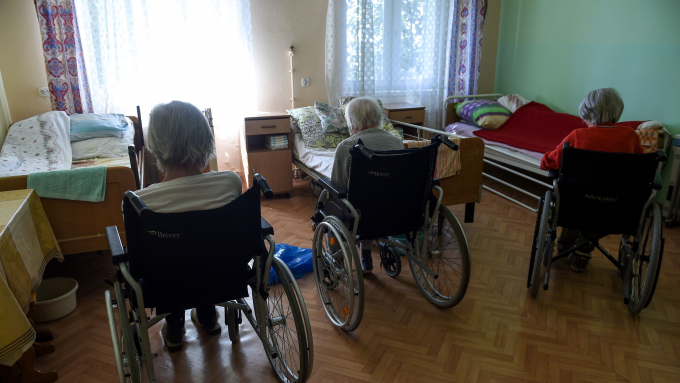 Płace w DPS jak w ochronie zdrowia - metropolie chcą zmian w finasowaniu domów pomocy społecznej, fot. PAP/Marcin Obara