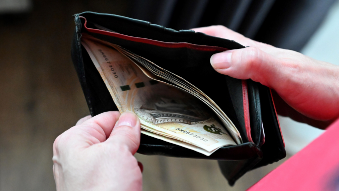 Premia zamiast podwyżki? PIP wyjaśnia zasady naliczania wynagrodzenia minimalnego, fot. PAP/Marcin Bielecki