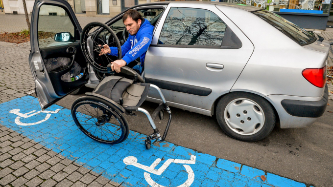 Europejska Karta Parkingowa dla osób niepełnosprawnych będzie wydawana w formie fizycznej; fot. © European Union 2020 - Source : EP