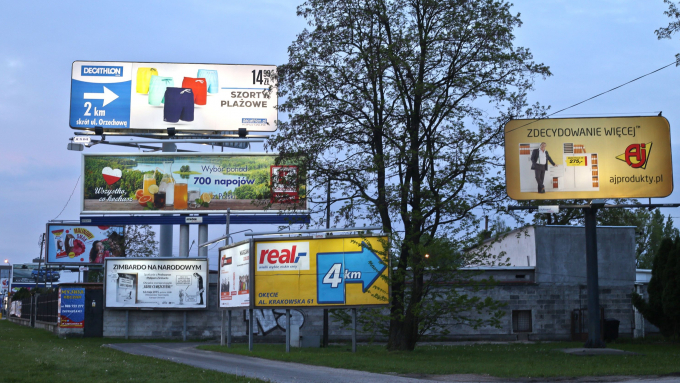 Gminy będą płaciły odszkodowania za nakaz usunięcia tablic reklamowych – jest senacki projekt ustawy, fot. PAP/Rafał Guz