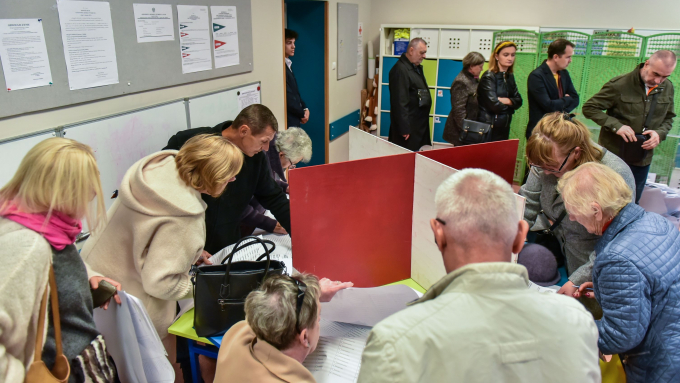 Kolejka w lokalu wyborczym 15 października 2023 r., fot. PAP/Wojtek Jargiło
