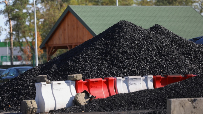 Na koniec grudnia 2023 r. w 466 gminach nadal pozostawało prawie 30 tys. ton niesprzedanego węgla, fot. PAP/Rafał Guz 