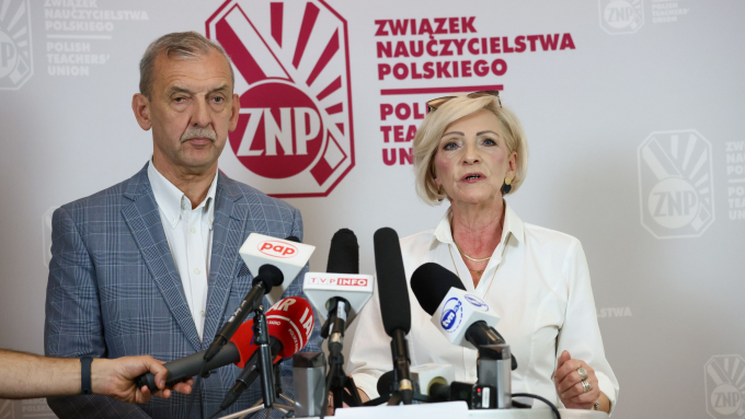 Prezes Związku Nauczycielstwa Polskiego Sławomir Broniarz (L) oraz wiceprezes ZNP Urszula Woźniak (P);  fot. PAP/Leszek Szymański