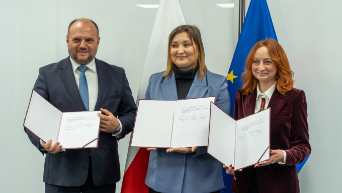 Mirosław Marczewski (po lewej), Paulina Piechna-Więckiewicz (pośrodku) i Małgorzata Nowicka (po prawej) po podpisaniu umowy partnerskiej na realizację projektu "Wsparcie rówieśnicze w zakresie zdrowia psychicznego młodzieży (peer support); fot. Ministerstwo Edukacji Narodowej