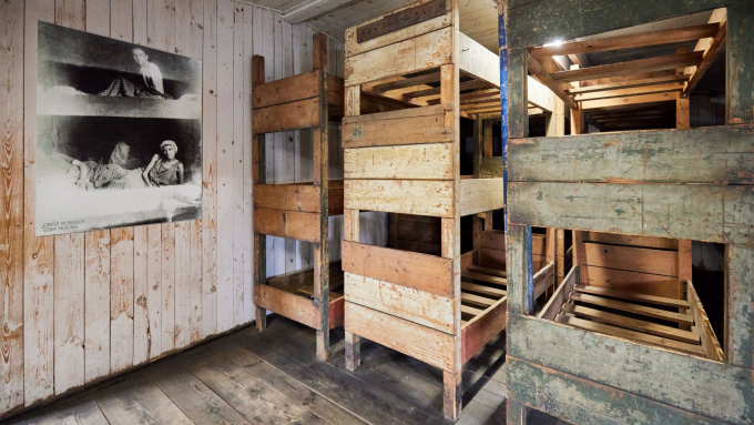 Wnętrze baraku w byłym obozie koncentracyjnym i zagłady Stutthof; fot. PAP/Jan Dzban