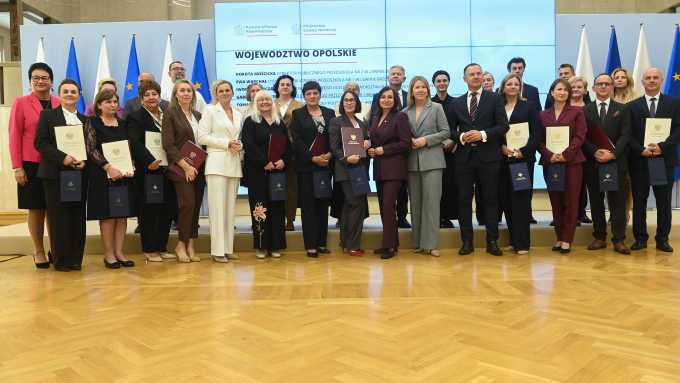 Minister edukacji narodowej Barbara Nowacka podczas wręczenia nagród dyrektorom szkół i przedszkoli z terenów objętych ubiegłoroczną powodzią; fot. PAP/Piotr Nowak