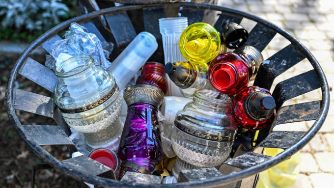 W listopadzie polskie nekropolie generują olbrzymie ilości odpadów – ich łączna masa przekracza 100 tysięcy ton; fot. PAP/Darek Delmanowicz