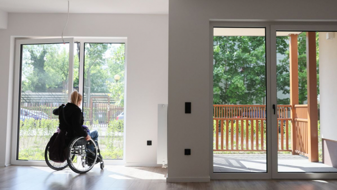 RPO zwrócił uwagę, że poza regulacją pozostaną osoby mieszkające na niższych kondygnacjach - od parteru do 3. piętra włącznie - które z powodu stanu zdrowia, zwłaszcza niepełnosprawności, nie mogą samodzielnie opuszczać mieszkania. Zdjęcie ilustracyjne; fot. PAP/Leszek Szymański