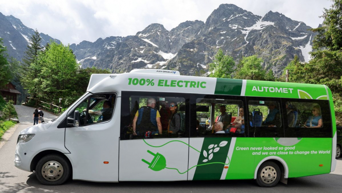 JST będą mogły dostać do 600 tys. zł dofinansowania z programu NaszEauto na małe busy do przewozu osób; fot. PAP/Grzegorz Momot