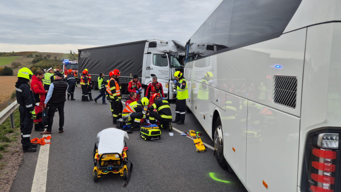 Do wypadku doszło w piątek rano na autostradzie A5 w pobliżu Drasenhofen w Austrii, przy granicy z Czechami; fot. Facebook/Bezirksfeuerwehrkommando Mistelbach