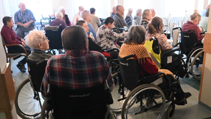 ZGWRP zwraca uwagę, że wielu mieszkańców DPS-ów pozostaje w tych placówkach przez kilkanaście, a nawet kilkadziesiąt lat; fot. PAP/Marcin Bielecki