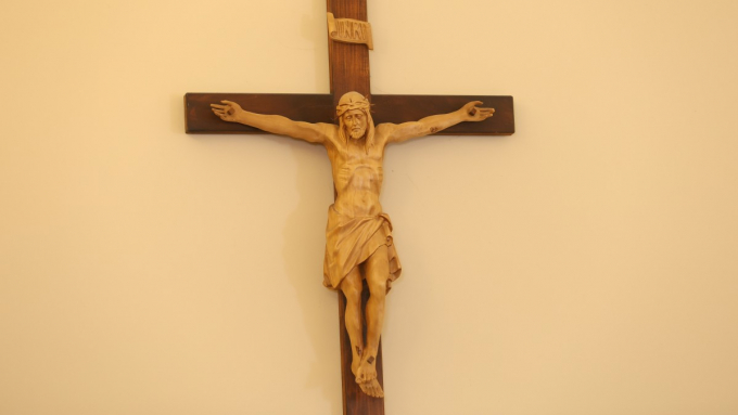 Sędzia podkreślił, że nie istnieją żadne przepisy prawa powszechnie obowiązującego, które by regulowały kwestię umieszczania symboli religijnych na ścianach urzędów państwowych w Polsce; fot. PAP/Rafał Guz