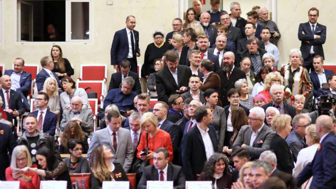 Najliczniejszą grupą zawodową we wszystkich rodzajach samorządu są specjaliści i kadra kierownicza. Zdjęcie ilustracyjne; fot. PAP/Leszek Szymański