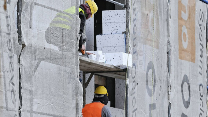 Obecnie beneficjentami końcowymi programu „Ciepłe Mieszkanie” mogą być tylko osoby fizyczne lub wspólnoty mieszkaniowe; fot. PAP/Adam Warżawa