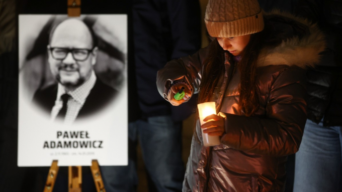 Prezydent Gdańska Paweł Adamowicz 13 stycznia 2019 r. został ciężko raniony nożem przez Stefana Wilmonta podczas miejskiego finału Wielkiej Orkiestry Świątecznej Pomocy. Samorządowiec zmarł w szpitalu następnego dnia; fot. PAP/Łukasz Gągulski