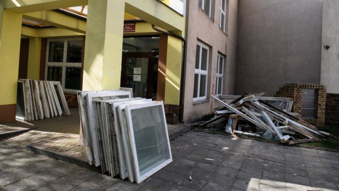 Dzięki projektowanej zmianie ustawowej, niewykorzystane w programie Stop Smog pieniądze będą mogły zostać przeznaczone na premie termomodernizacyjne, remontowe, na poprawę stanu technicznego mieszkaniowego zasobu gmin (MZG), premie kompensacyjne i premie powodziowe; fot. PAP/Grzegorz Michałowski