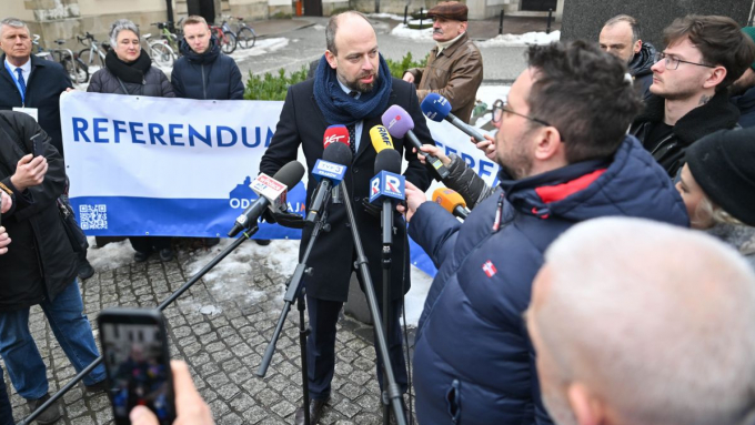 Przewodniczący rady i zarządu dzielnicy Stare Miasto w Krakowie Jan Hoffman (C) podczas konferencji prasowej inicjatorów referendum ws. odwołania prezydenta Krakowa Aleksandra Miszalskiego; fot. PAP/Art Service
