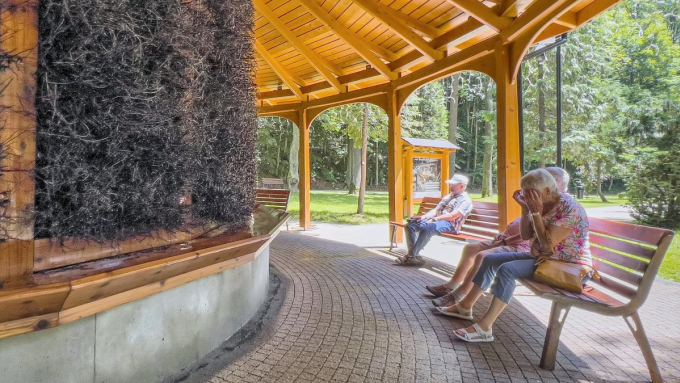 Obecnie opłaty miejscowa i uzdrowiskowa są pobierane od osób fizycznych, które przebywają w miejscowości dłużej niż dobę w celach turystycznych, wypoczynkowych lub szkoleniowych, a w przypadku opłaty uzdrowiskowej - także w celach zdrowotnych; fot. PAP/Jerzy Ochoński